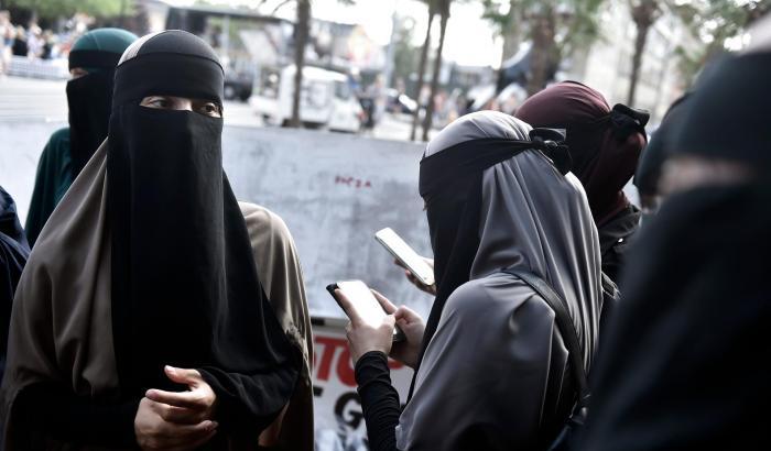 Vietare burqa e niqab negli spazi pubblici: referendum in Svizzera