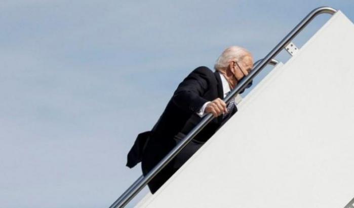 Piccolo incidente per Biden: scivola tre volte sulle scale dell'Air Force One