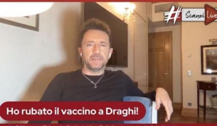 Scanzi fa arrabbiare i social per essersi (già) vaccinato: "Gli italiani dovrebbero ringraziarmi"