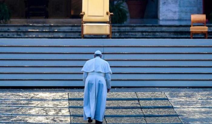 Un anno fa Papa Francesco in piena pandemia ha indicato la strada: c'è chi sta facendo l'esatto contrario