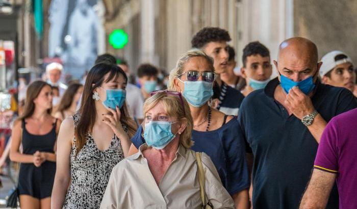 Il virologo sulle mascherine: "Probabilmente a luglio potremo toglierle"