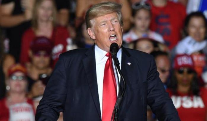 Trump si difende dalle accuse di reati fiscali attaccando Biden sull'immigrazione