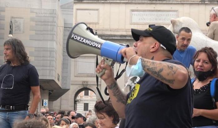 I fascisti infestano la manifestazione negazionista di Roma e le forze dell'ordine lasciano fare