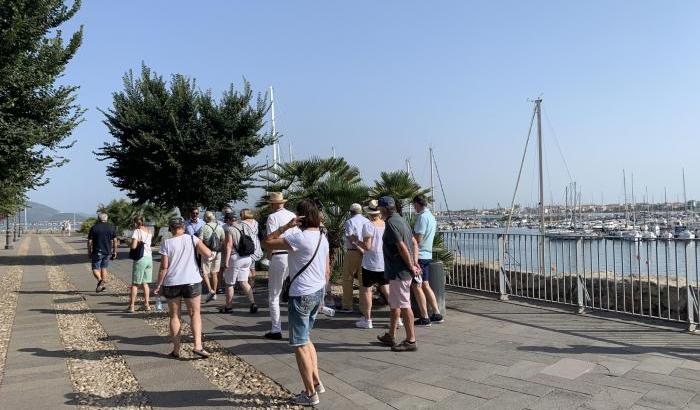 "Vaccinatevi": da Cagliari l'appello sulla tuta di un'infermiera