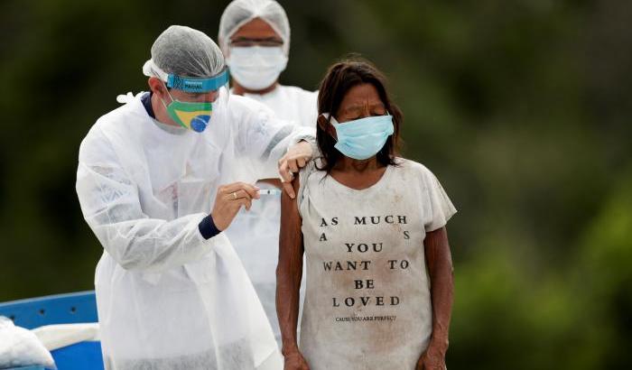 Il Covid uccide oltre 100 mila persone in Amazzonia: si muove la chiesa