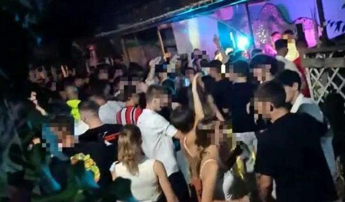 In 500 a ballare senza controlli: chiusa una discoteca a Rimini