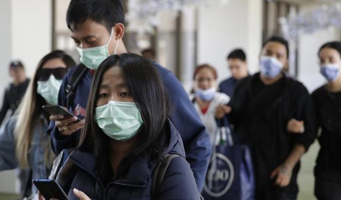 Il virus si riaffaccia e in Cina tornano obbligatorie le mascherine all'aperto