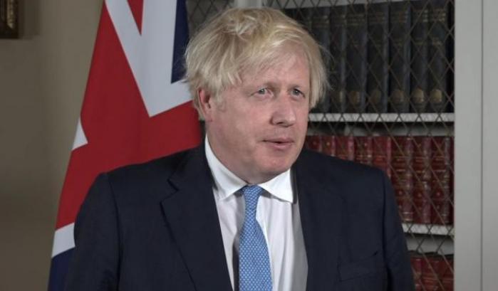 Boris Johnson il 'facilone' corre ai ripari: gli studenti di liceo dovranno indossare la mascherina in classe