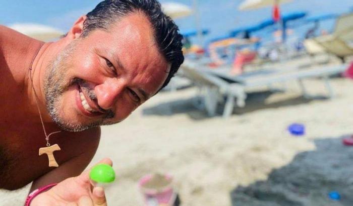 Mentre culla i no-vax Salvini tuona contro due migranti fuggiti dalla quarantena: e dal web sono pernacchie