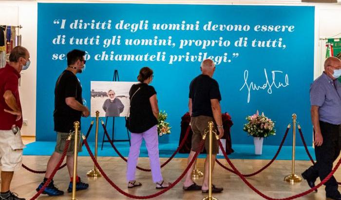 Dolore e affetto: anche oggi in tantissimi rendono omaggio a Gino Strada