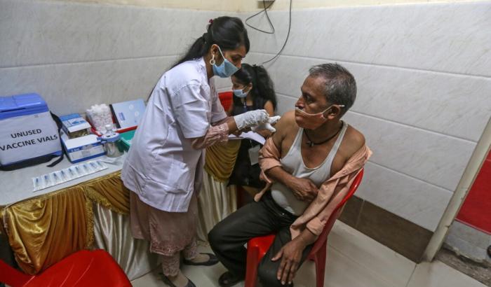 Oltre 610 milioni di vaccini somministrati in India: la metà degli adulti ha ricevuto almeno una dose