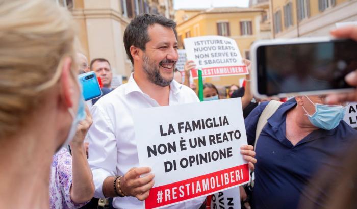 La faccia tosta di Salvini: "Non sapevo che essere gay fosse reato"