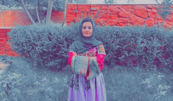 Le donne afghane sfidano i talebani: foto con abiti colorati