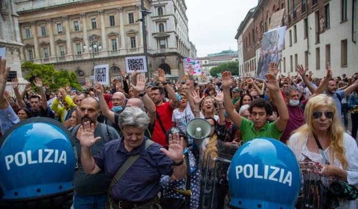 Tensioni a Milano nella manifestazione dei no green pass