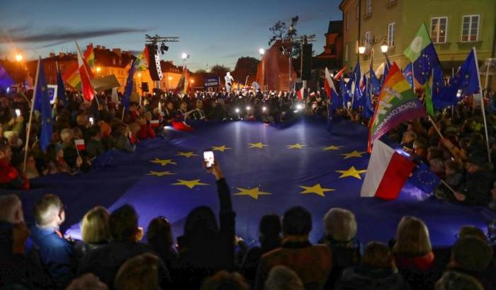 Centomila persone scendono in piazza a Varsavia per la manifestazione pro-Ue