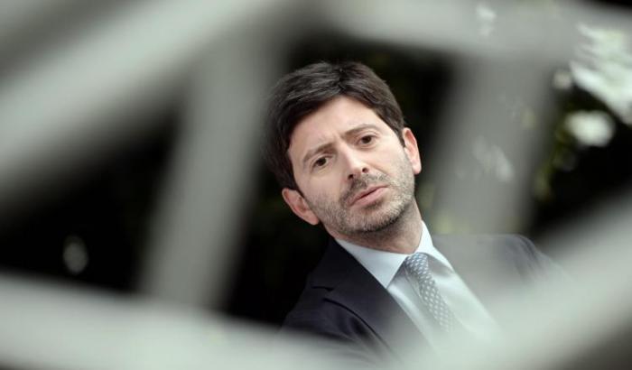 Speranza: "Massima attenzione per l'allarme dell'Oms, veloci con terze dosi"