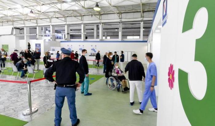 Trovati altri green pass falsi: li avevano un medico e 4 operatori sanitari