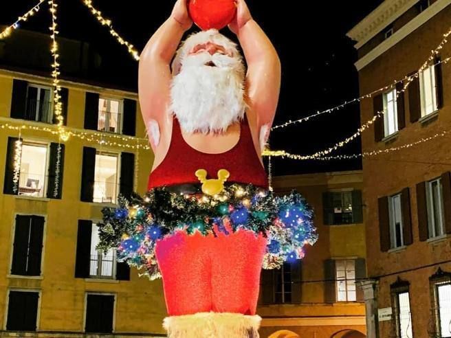 L'ennesima sciocchezza della Destra, Babbo Natale in tutù a Modena scatena la polemica: “Simbolo svirilizzato”