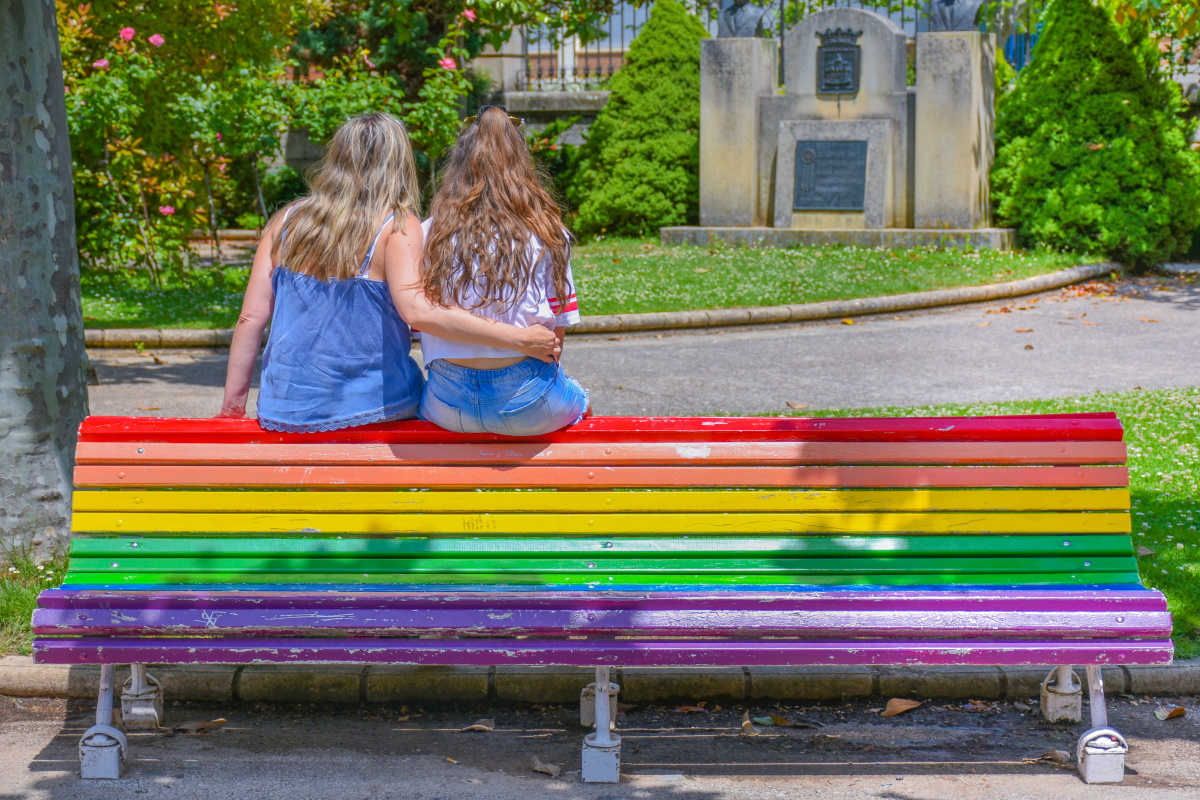 Mentre la destra retrograda parla di eterosessuali discriminati tanti sostengono la panchina arcobaleno