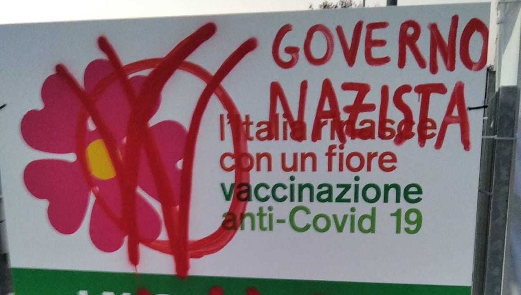 I soliti no-vax: imbrattato, con scritte contro i vaccini, un hub vicino Bologna