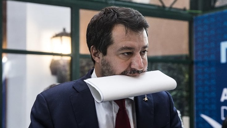 Salvini dalla parte della polizia che picchia gli studenti (ma a Trieste era contro le cariche ai no green pass)