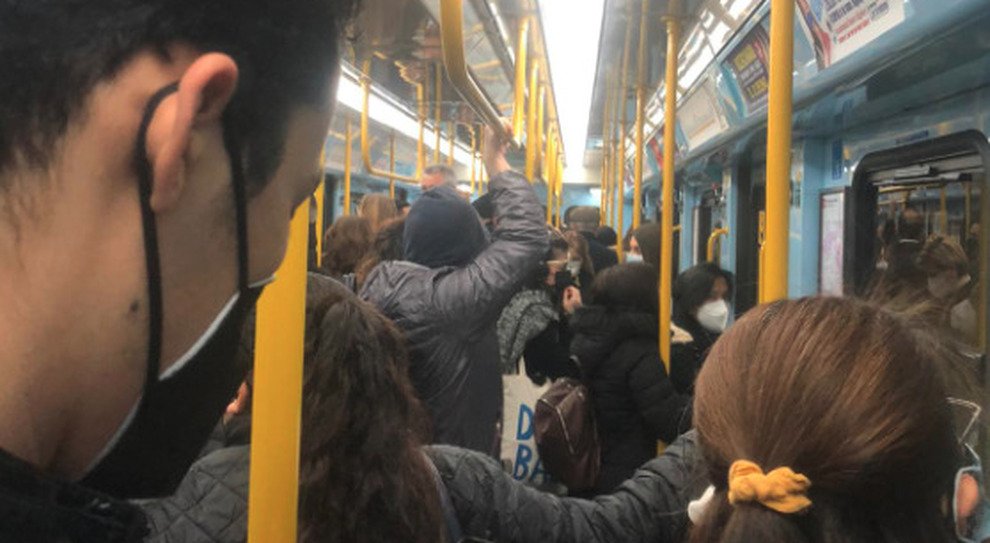 Aggredito perché chiede di indossare la mascherina in metro: grave un anziano con una frattura alla testa