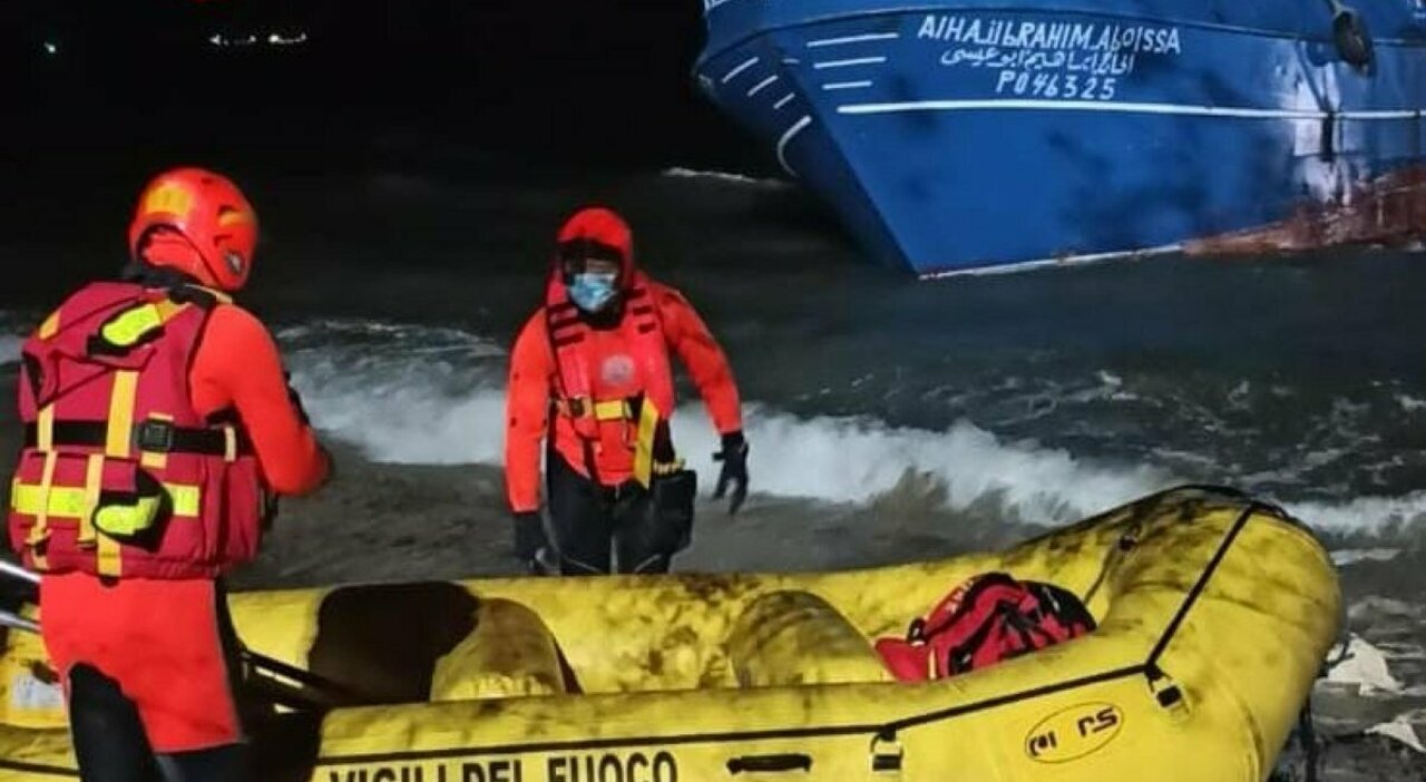 Il maltempo fa arenare due pescherecci davanti alle coste della Sardegna: tutti salvi. Il Video