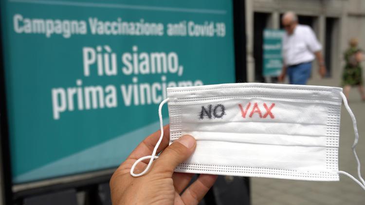 I no-vax 'rubano' la foto di un bimbo vaccinato e minacciano il papà medico