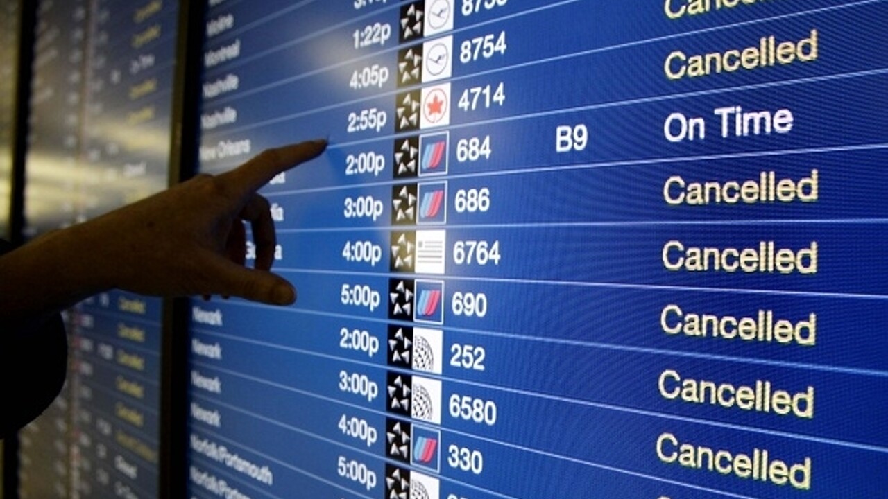 Raffica di voli cancellati: Omicron blocca gli spostamenti nel mondo