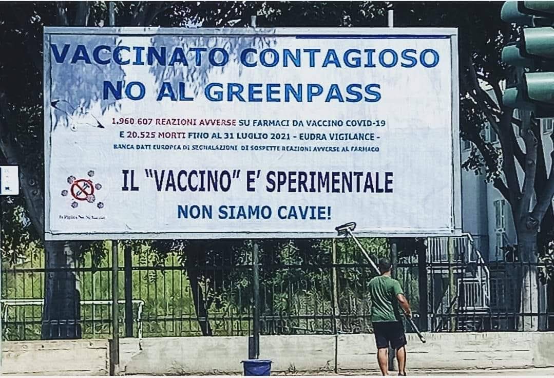 No-vax stringe il braccio con un laccio emostatico per evitare che il vaccino entri in circolo: ora rischia l'invalidità