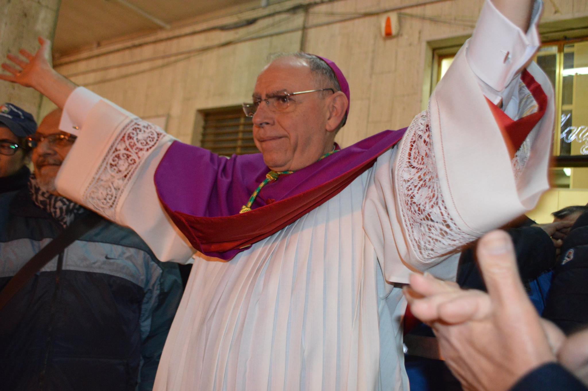 Il vescovo duro con i sacerdoti no-vax: 