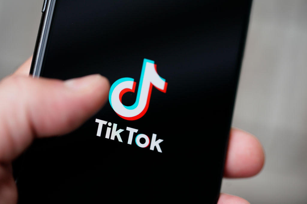 Tragedia in Pakistan: ragazzina si spara e muore mentre gira un video su TikTok