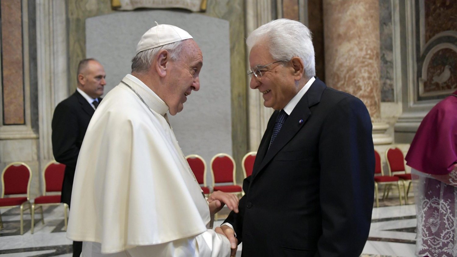 Papa Francesco a Mattarella: "Il suo servizio sarà essenziale per consolidare l'unità e trasmettere serenità al Paese"