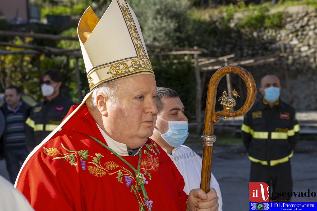 L'appello dell'arcivescovo di Amalfi a sacerdoti e diaconi: "Vaccinatevi"