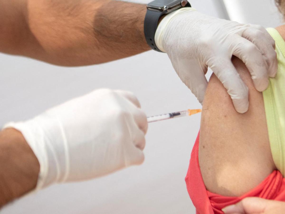 L'Austria è il primo Paese europeo ad approvare l'obbligo vaccinale. La Francia invece va verso il Super Green pass...