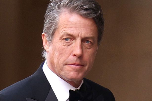 Hugh Grant si unisce alla marcia contro Boris Johnson: in piazza con gli attivisti di 'Take Back Democracy'