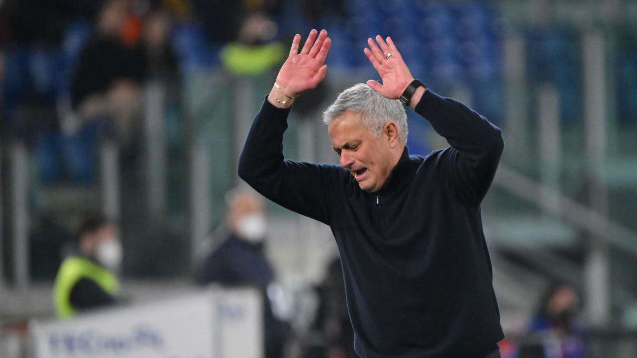 Mourinho addio? I bookmakers ci scommettono e tra i possibili sostituti c'è un ex capitano della Juventus...