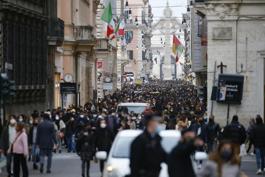 Speranza: "Il virus non sparirà il 31 marzo, mascherine al chiuso anche dopo"