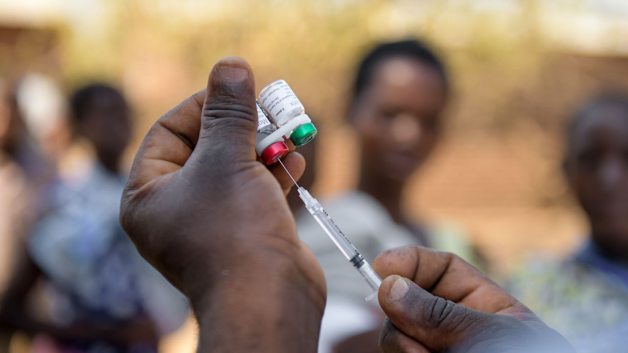 Il covid e l'apartheid vaccinale: la denuncia di Oxfam ed Emergency