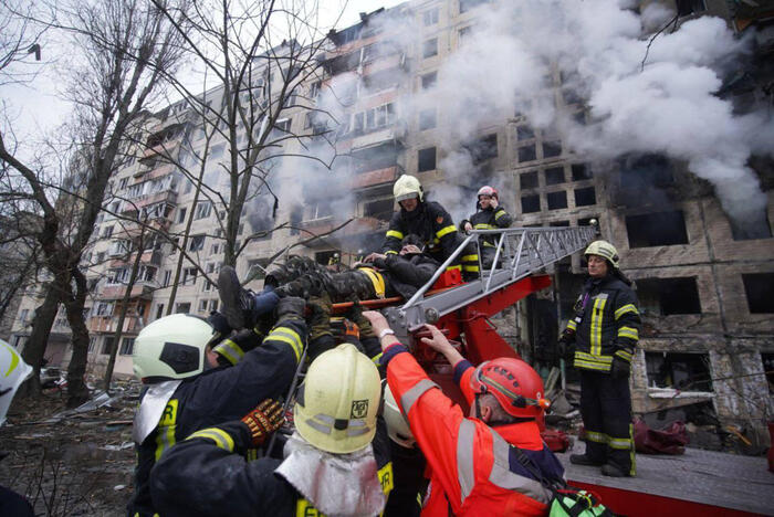 Ucraina, bombardata una fabbrica di aerei a Kiev. In corso i nuovi negoziati