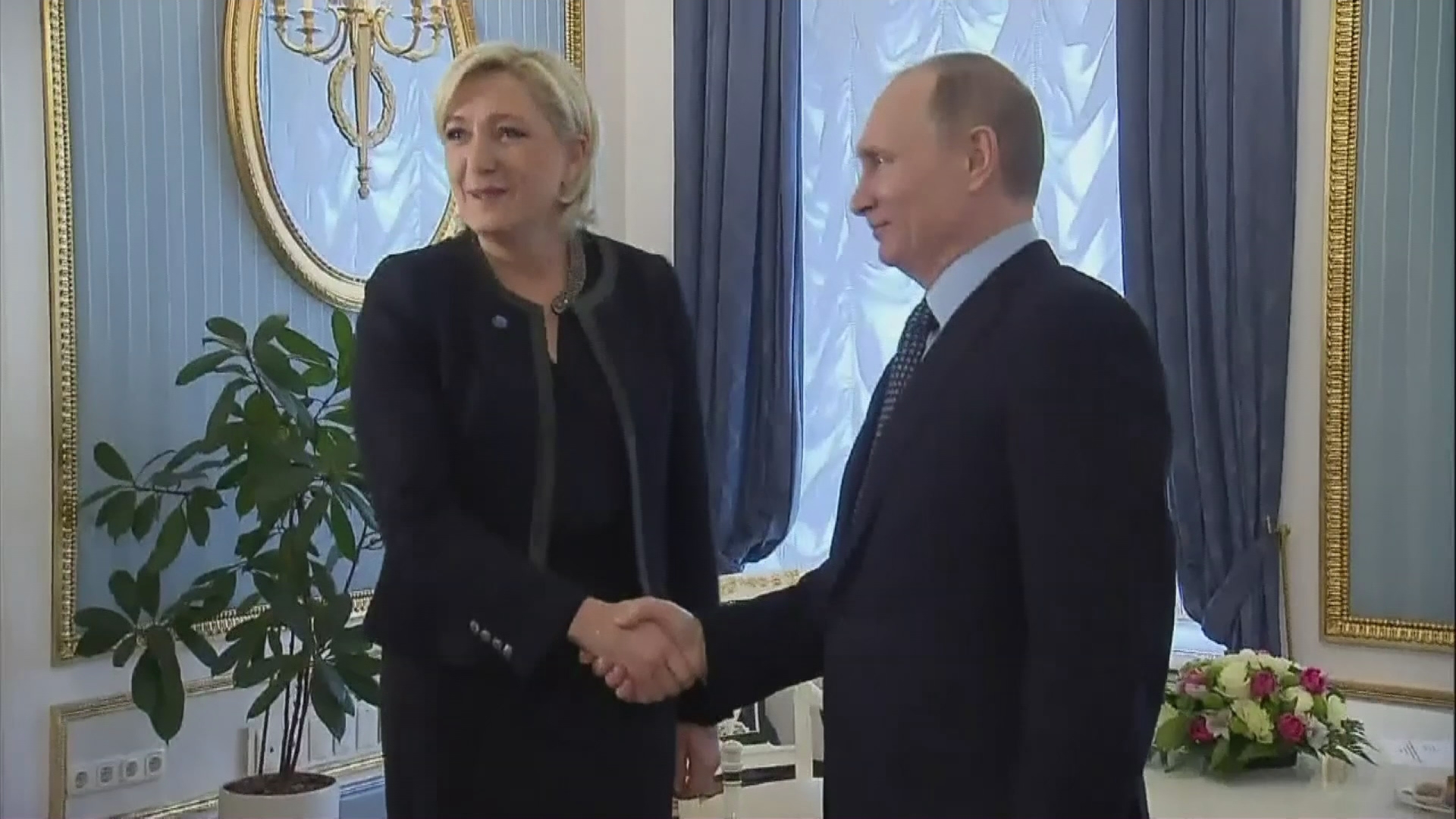 Ucraina, la 'putiniana' Le Pen accusa Macron: "Sta usando la guerra per spaventare i francesi"