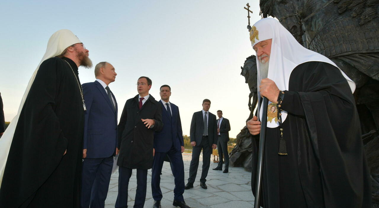 Kirill, il Patriarca nababbo che vive nel lusso  e ha fatto benedire i missili di Putin che uccidevano i civili