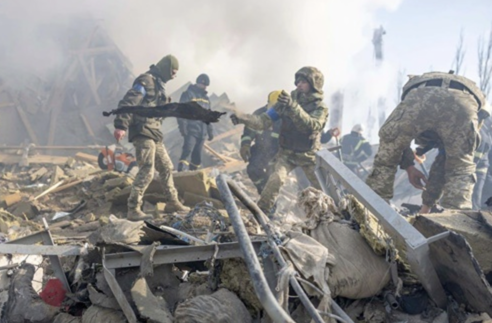 Ucraina, Putin annaspa e gioca la carta delle vittime civili e della distruzione delle città per piegare Kiev