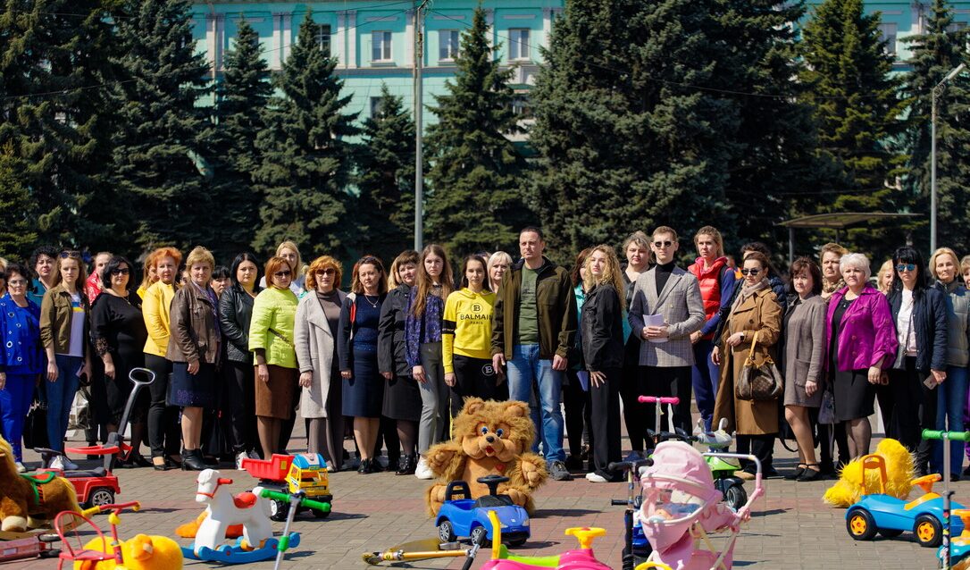 Ucraina, Kamyansky rende omaggio ai bambini morti: esposti 217 giocattoli