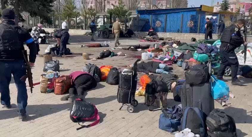 Ucraina, Kramatorsk: bombe russe sulla stazione. 30 vittime tra i civili che fuggivano dalla guerra
