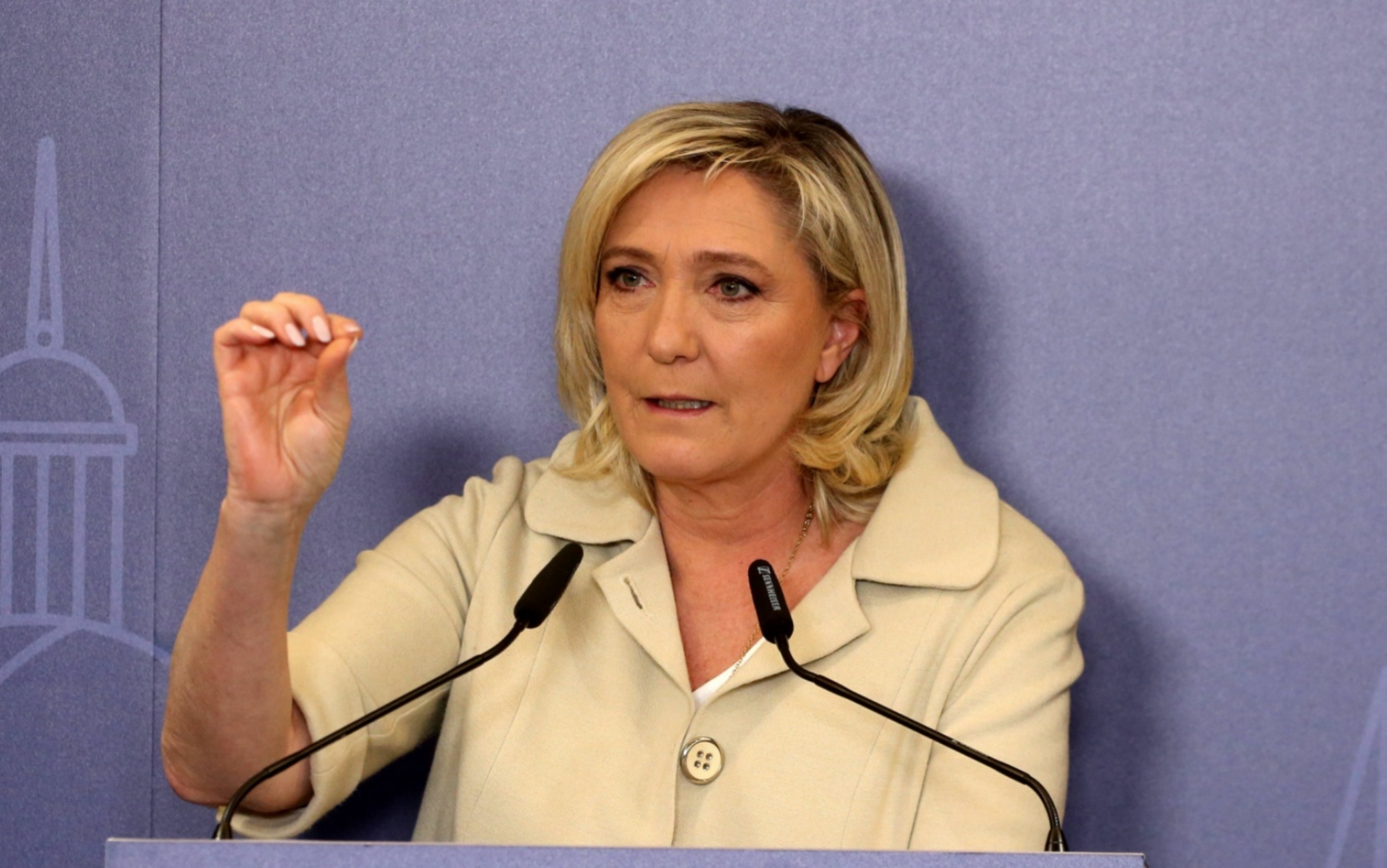 Le Pen ammicca a Putin: "Dopo la guerra è urgente riavvicinare la Nato alla Russia"