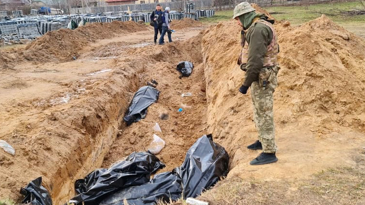 Ucraina, almeno 10 fosse comuni scoperte nella regione di Kiev: "Molte a Bucha"