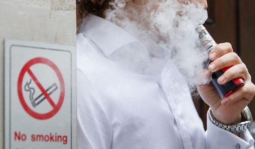 Quali sono i rischi per una persona che fuma sigarette tradizionali ed elettroniche
