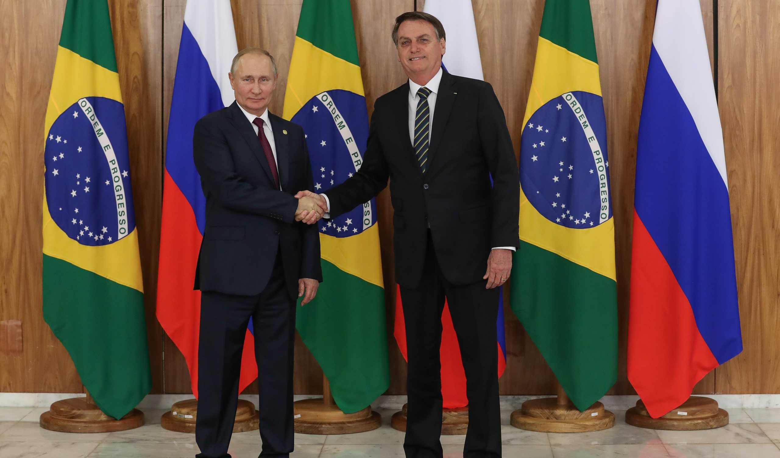 Bolsonaro il fascista fa accordi con Putin: "Dalla Russia diesel a prezzo più basso"