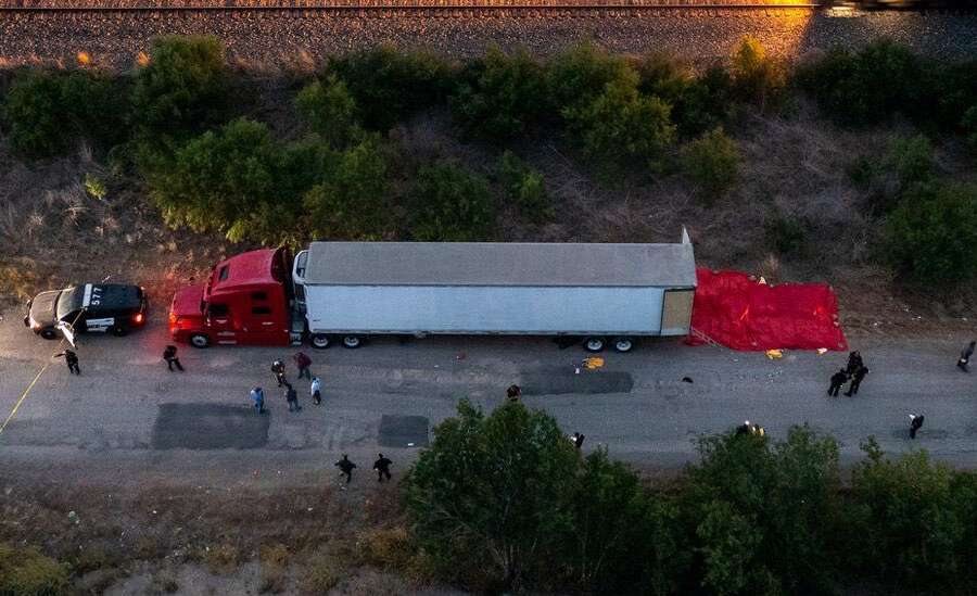 Texas, un massacro della disperazione e del caldo: 46 migranti trovati morti in un camion